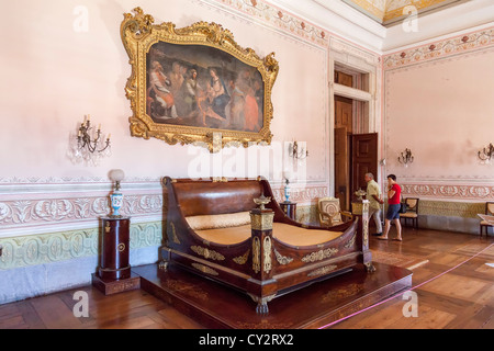 Schlafzimmer des Königs. Neoklassische Bett und Möbel. Nationalpalast von Mafra, Portugal. Barock-Architektur. Stockfoto