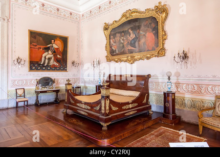 Schlafzimmer des Königs. Neoklassische Bett und Möbel. Nationalpalast von Mafra, Portugal. Barock-Architektur. Stockfoto