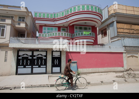 Mohn Paläste gebaut von Drogengeldern in Afghanistan. Ausländer sind Afghanistan verlassen und die meisten Häuser stehen leer. Stockfoto