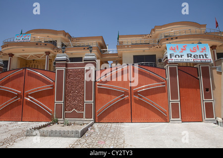 Mohn Paläste gebaut von Drogengeldern in Afghanistan. Ausländer sind Afghanistan verlassen und die meisten Häuser stehen leer. Stockfoto