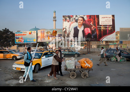 Plakat mit Handy-Werbung in Afghanistan Stockfoto