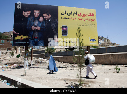 Plakat mit Handy-Werbung in Afghanistan Stockfoto