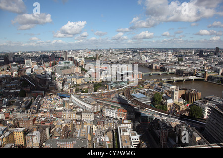 Luftaufnahme von London von der Spitze des Guy's Hospital, neben dem Shard. Zeigt die Themse, Bermondsey und Southwark. Stockfoto