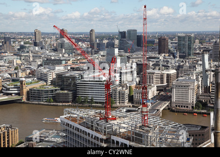 Turmdrehkrane auf der Baustelle in London Bridge Platz südlich der Themse in London Stockfoto