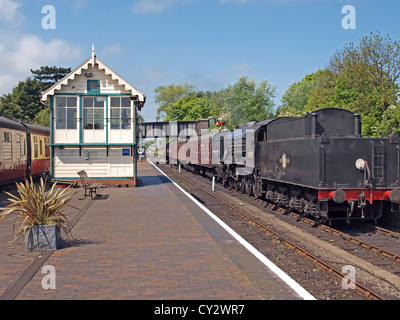 Motor Nr. 90775, gebaut von North British Locomotive Company, Glasgo Dampf. In Sheringham Station kommen. Stockfoto