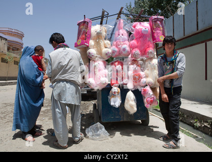 Verkauf von Teddybären in kabul Stockfoto