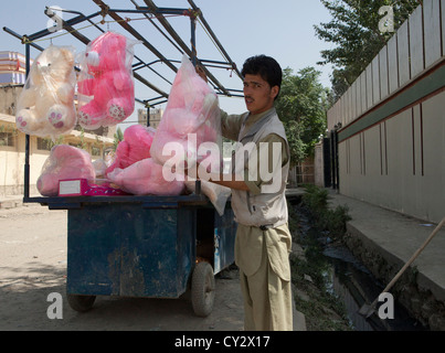 Verkauf von Teddybären in kabul Stockfoto