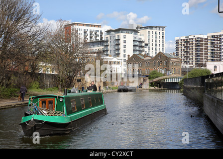 Traditionelle schmale Boot am Regents Kanal in Hackney, Central London Stockfoto