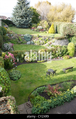 Ein angelegter Garten hinter dem Haus von einem Heim. Stockfoto