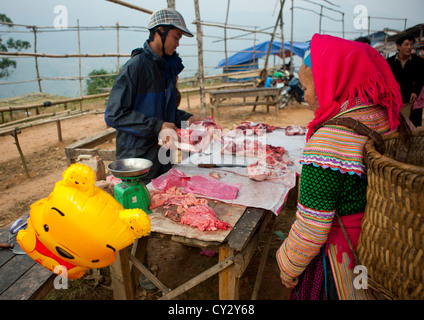 Flower Hmong Frau kaufen Fleisch In Sapa Markt, Vietnam Stockfoto