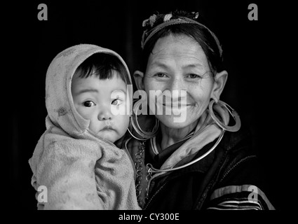 Schwarze Hmong Großmutter mit ihrem Enkel In die Arme, Sapa, Vietnam Stockfoto