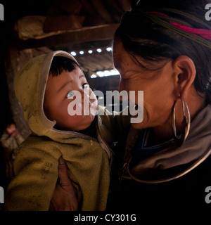 Schwarze Hmong Großmutter mit ihrem Enkel In die Arme, Sapa, Vietnam Stockfoto