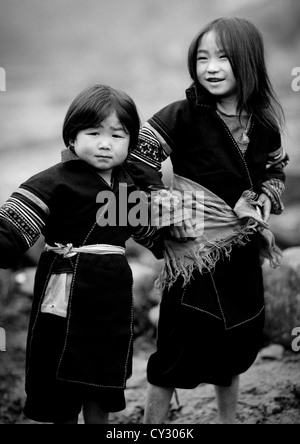 Schwarzen Hmong Kinder In Tracht, Sapa, Vietnam Stockfoto