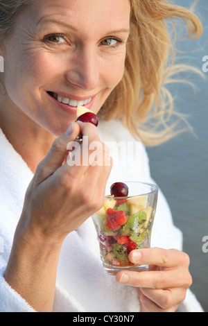 Frau Obstsalat Essen Stockfoto