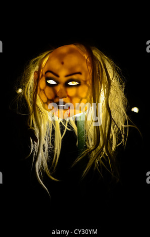 Halloween Zombiemaske auf einem Stick und Schuss auf schwarzem Hintergrund Stockfoto