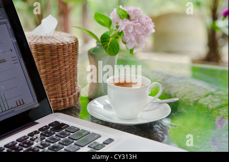 Kaffeetasse und Laptop für Unternehmen Stockfoto