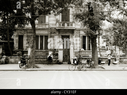 Französisch-kolonialen traditionelles Haus in Hanoi in Vietnam in Fernost Südostasien. Gehäuse Tradition Street Scene Häuser Gebäude Architektur Reisen Stockfoto