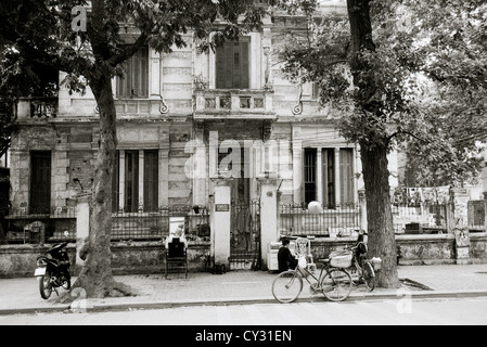 Französisch-kolonialen traditionelles Haus in Hanoi in Vietnam in Fernost Südostasien. Gehäuse Tradition Street Scene Häuser Gebäude Architektur Reisen Stockfoto