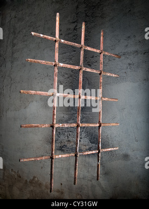 Rostiges Eisengitter auf Grunge Hintergrund. Stockfoto