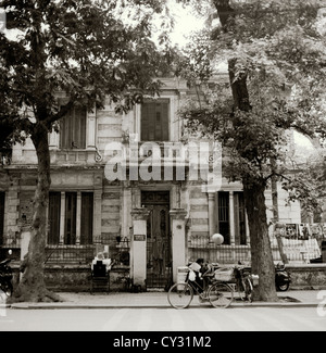 Französisch-kolonialen traditionelles Haus in Hanoi in Vietnam in Fernost Südostasien. Gehäuse Tradition Street Scene Häuser Gebäude Architektur Reisen Stockfoto