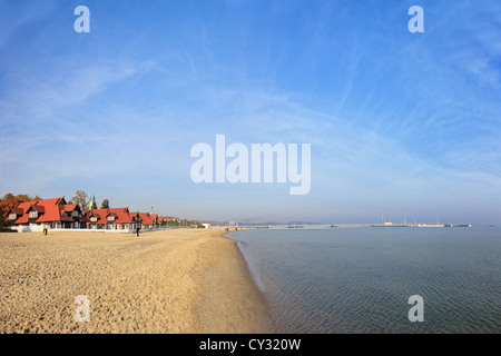 Strand vor dem Hintergrund der Mole in Sopot, Polen. Stockfoto