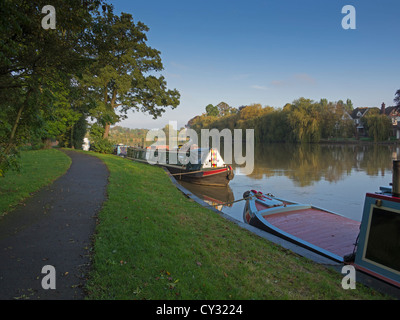 Narrowboats gefesselt auf der Themse in Cookham. Traditionellen Langbooten sind neben einem Fußweg auf ein Herbstmorgen vertäut. Stockfoto