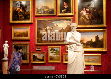 Boston Massachusetts, Huntington Avenue, Museum of Fine Arts, Sammlung, Gemälde, Kunst, Frau weibliche Frauen, betrachten, Skulptur, MA120821061 Stockfoto