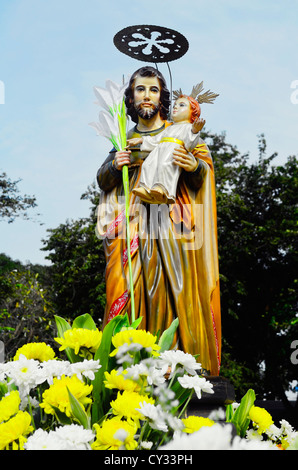 Statue des Heiligen Josef tragen das Baby Jesus Christus Stockfoto