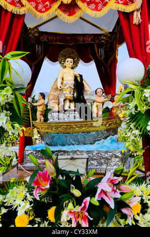 Statue des Kindes Jesus oder Sto. Nino während einer katholischen Prozession auf den Philippinen Stockfoto