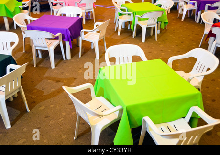 Bunte Kinder Party Tische und Stühle aus Kunststoff. Stockfoto