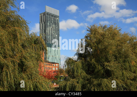 Moderne Multi-geschossiges Hauptgebäude mit Blick auf die historischen Viertel von Castlefield in Manchester, UK. Stockfoto