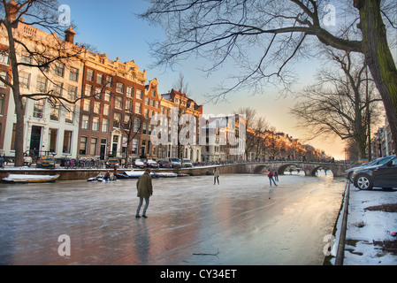 Menschen-Skate auf zugefrorenen Grachten an einem Winterabend Stockfoto