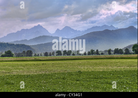 Eine Ansicht Süd in Bayern mit Blick auf die Alpen im Hintergrund. Stockfoto