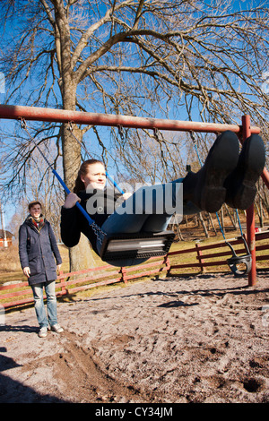 Teenager-Paar spielt in einem Theaterstück Boden schwingen Stockfoto