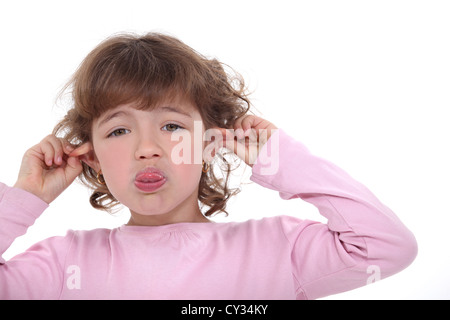 Kleines Mädchen stossen Zunge heraus Stockfoto