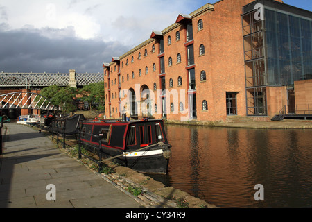 Konvertiert Lager Wohnungen und Büros mit Blick auf Kanal in Castlefield Manchester UK Stockfoto