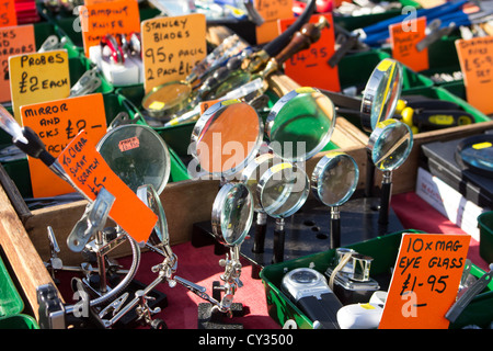 Lupen und Linsen für Verkauf Salisbury im Freien Markt Wiltshire England UK Abschaltdruck Stockfoto