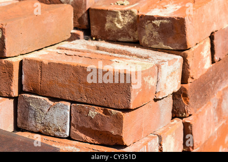 Haufen alter roter Bausteine, bereit zur Wiederverwendung. Salisbury England Großbritannien Stockfoto