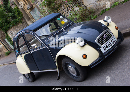 Französischen 2cv Auto in ein englisches Dorf England. UK Stockfoto