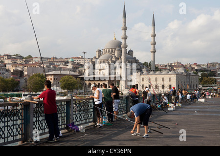 Angeln von der Galatabrücke, istanbul Stockfoto