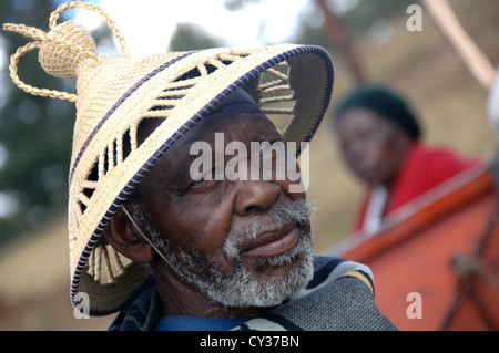 Älterer Mann mit traditionellen Hut und Basotho-Decke. Stockfoto