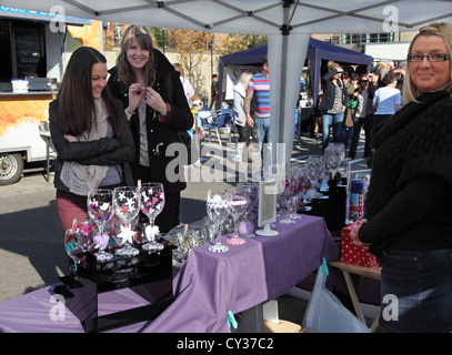 Frauen-Kunden und Standinhaber Newcastle Quayside Sonntagsmarkt, Nord-Ost England UK Stockfoto