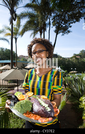 Afrikanische Kellnerin im Hotel, Kenia Stockfoto