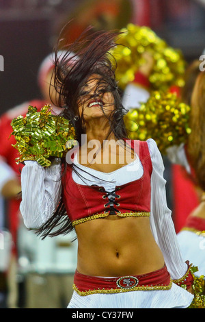 LONDON, Großbritannien - 31 Oktober Cheerleader die 49ers tanzen während des Spiels NFL International. Stockfoto