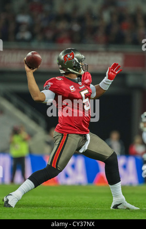 LONDON, Großbritannien - 23.Oktober QB Josh Freeman (#05 Tampa Bay Buccaneers) geht der Ball während des Spiels NFL International. Stockfoto
