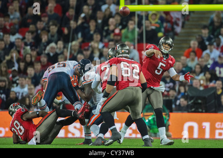 LONDON, Großbritannien - 23.Oktober QB Josh Freeman (#05 Tampa Bay Buccaneers) geht der Ball während des Spiels NFL International. Stockfoto