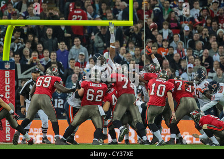 LONDON, Großbritannien - 23.Oktober K Connor Barth (#10 Tampa Bay Buccaneers) treten während des Spiels NFL International einen Klaps. Stockfoto