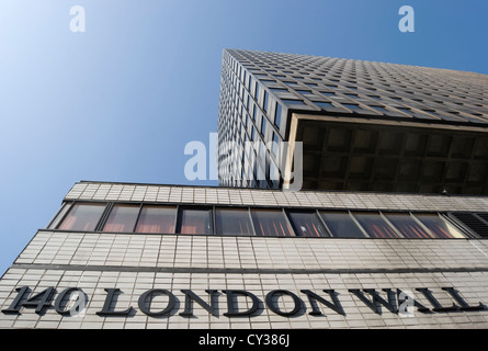 Detail von 140 londoner Mauer, oder Bastion Haus, ein 1970s Bürogebäude in der barbican, Stadt london, england Stockfoto