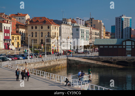 Spanien, Region Asturien, Provinz Asturien, Gijon, Altstadt Cimadevilla, Wallgraben Gebäuden entlang des Hafens Puerto Deportivo Stockfoto