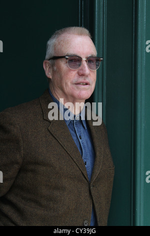 Lloyd Johnson in der Tür 406 King Road, London. Stockfoto